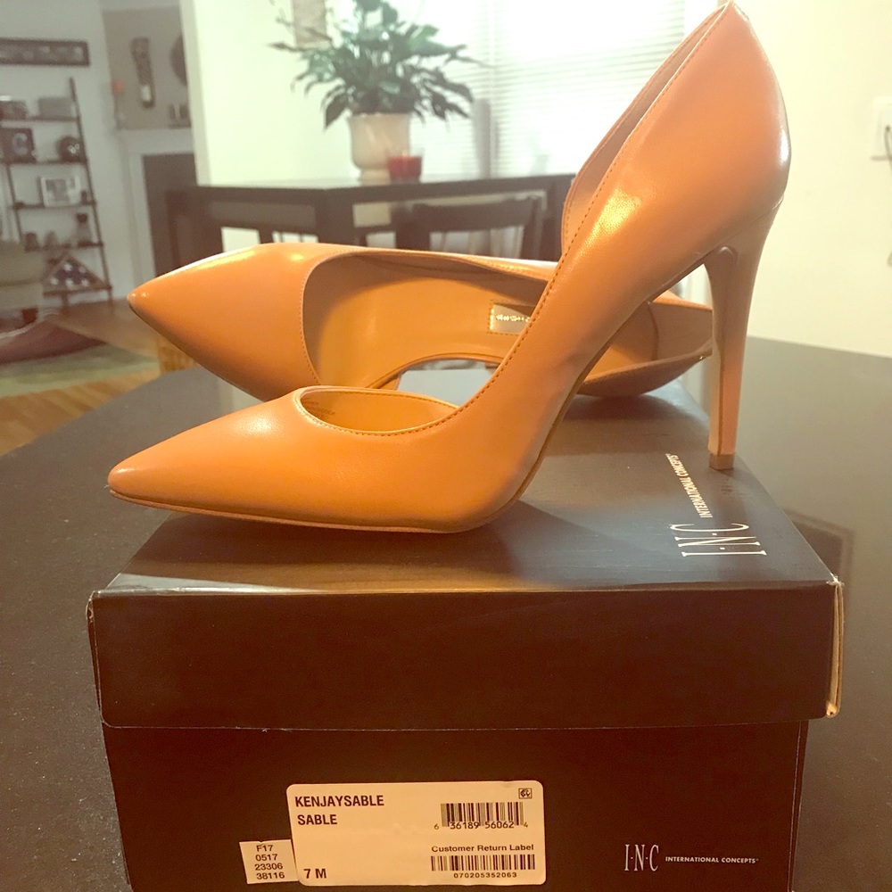 New w/Box INC Size 7 Nude Leather 4 inch Pumps